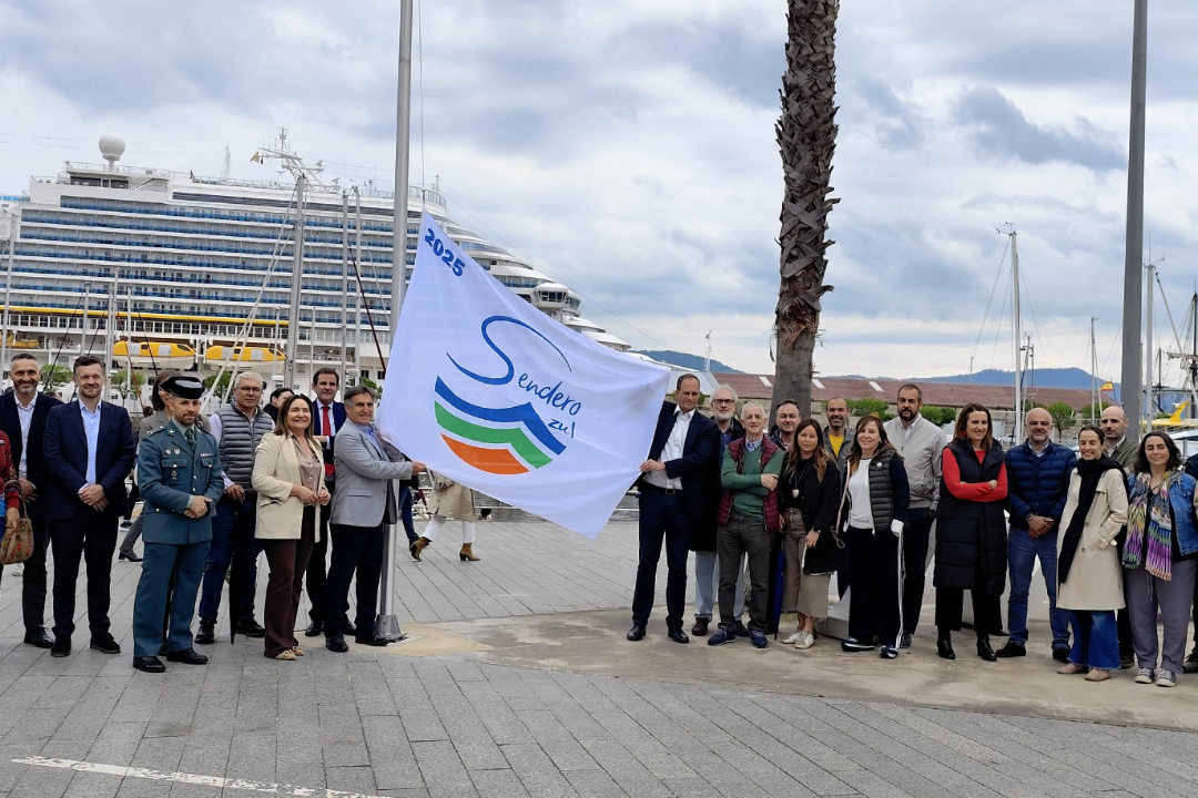 El Puerto de Vigo luce desde hoy una bandera de Sendero Azul que reconoce su apuesta por el patrimonio marítimo y portuario